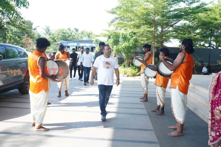 Thara thappattam drummers welcoming guests