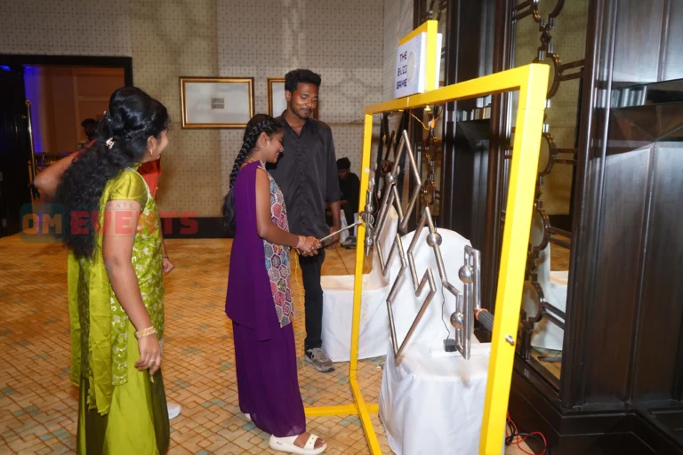 Reflex wire game in a hotel hall